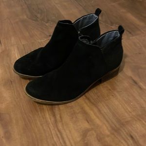 TOMS ankle wedge black boot